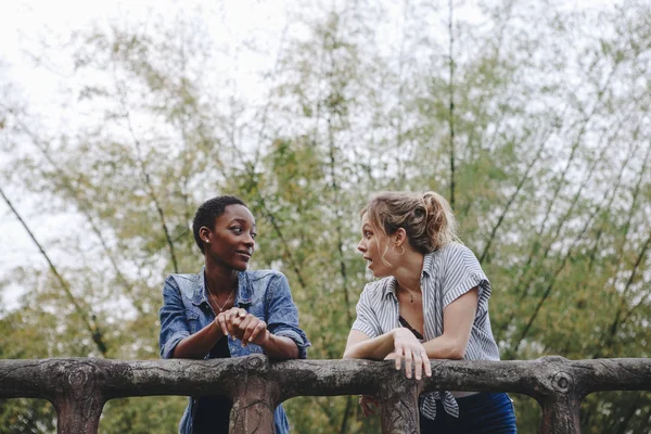 Two Young Female Adult Friends Outdoors Friendship Bonding Freedom Outdoor — Stock Photo, Image