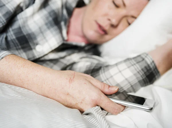 Een Vrouw Bed Slapen Terwijl Uitvoering Van Een Telefoon — Stockfoto