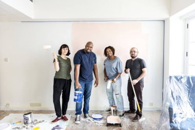 İnsanlar evi yeniliyor.