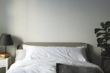 Beyaz ve gri yatak odasının içi