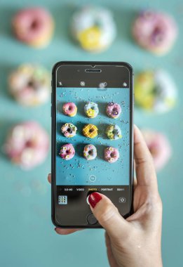 Kadın alarak fotoğraf Donuts ile hareket eden telefon