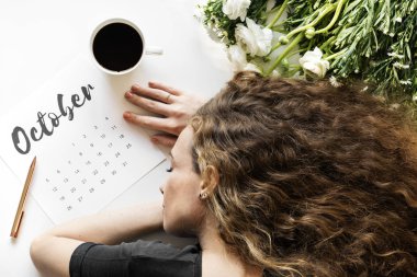 Takvimde yatan kadın 