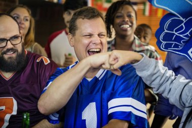 Frieds, spor bar birlikte tezahürat