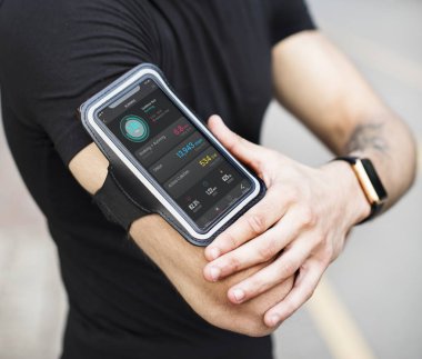 Bir smartphone kol bandı giyen bir adam