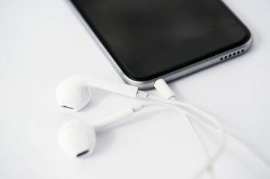 Hareket eden telefon ile kulaklık closeup