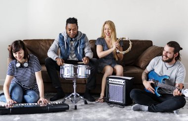 Prova aletleri, davul, gitar, klavye ile sahip grup, 