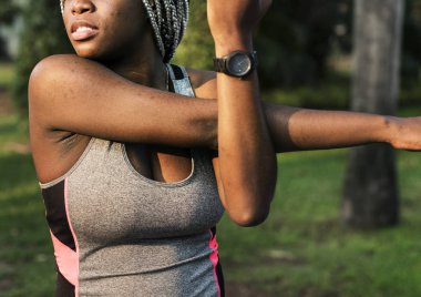 Parkta gerinen bir kadın.