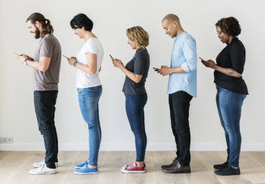 bir grup insan cep telefonunu kullanarak