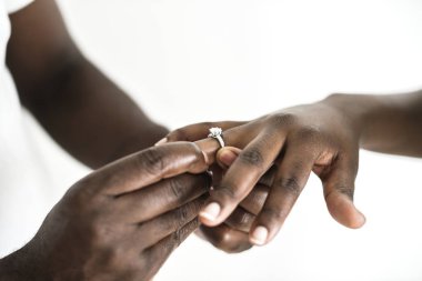 Genç çift nişanlanıyor, adam teklif kadın, yeni aile kutlama, nişan yüzüğü, mücevher