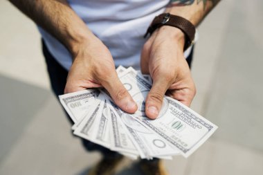 Bir dolar faturaları holding eller