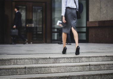 şehirde yürüyüş işkadını kadın 