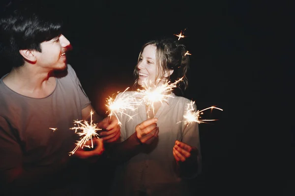 Caucasico Uomo Donna Coppia Giocare Con Scintille Celebrazione Festa Concetto — Foto Stock