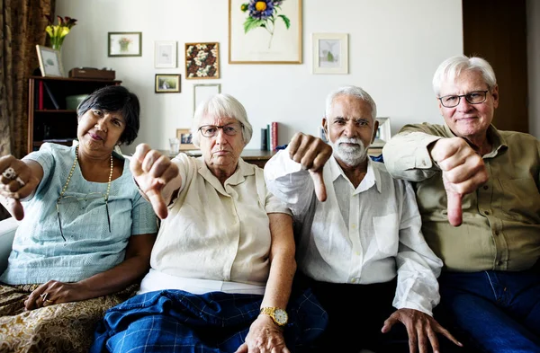 Grupo Amigos Seniores Gesto Polegares Para Baixo Sinal — Fotografia de Stock