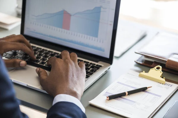 Zwarte Zakenman Met Behulp Van Computer Laptop — Stockfoto