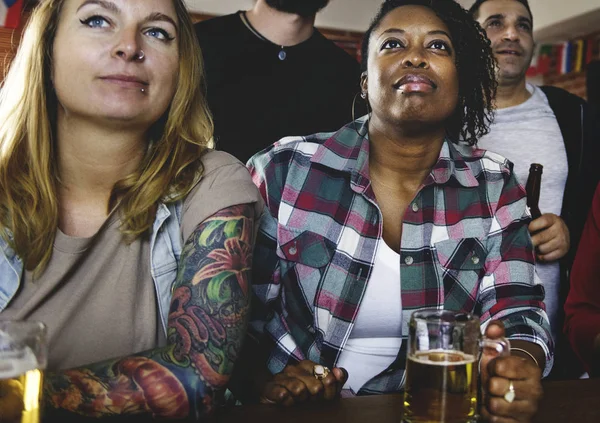 Vänner Hejar Idrott Bar Grupp — Stockfoto