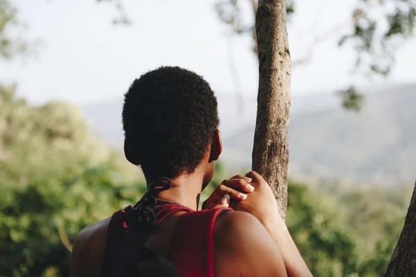 Mujer Disfrutando Naturaleza — Foto de Stock