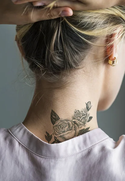 后颈部纹身的女人 — 图库照片