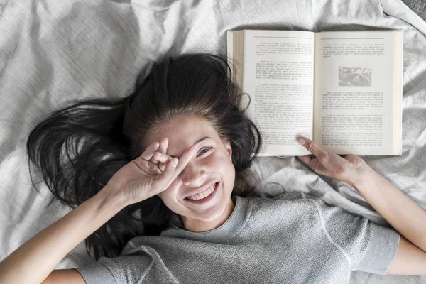 Woman Enjoying Weekend Book — Stock Photo, Image