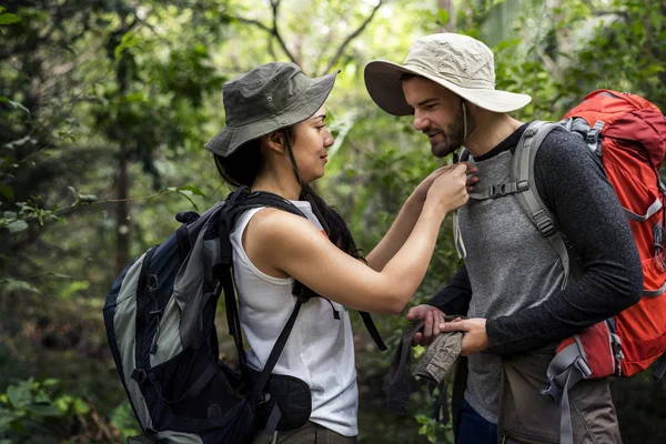 朋友们在森林里徒步旅行 — 图库照片