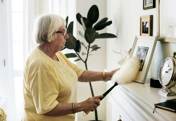 年配の女性が家族の写真を散布 — ストック写真