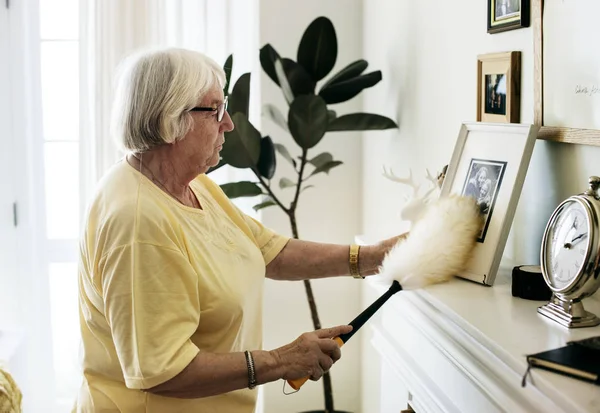 Femme Âgée Époussetant Une Photo Famille — Photo