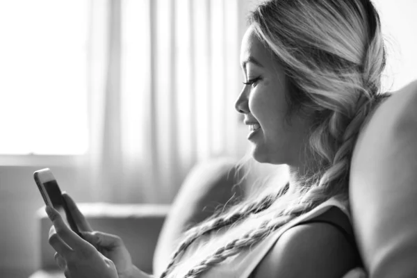 Mulher Sorridente Usando Smartphone Preto Branco — Fotografia de Stock