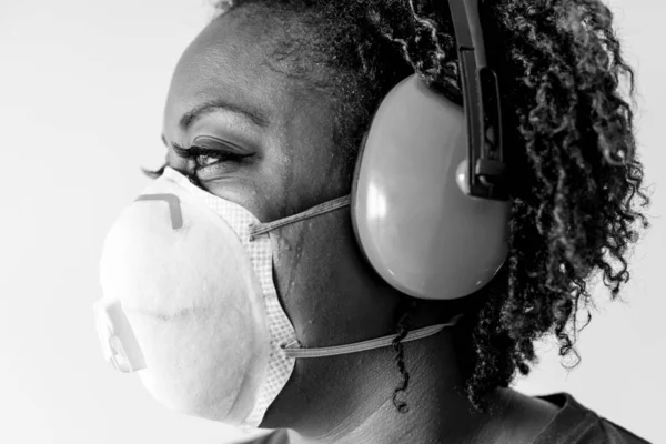 Black Woman Wearing Ear Protection — Stock Photo, Image