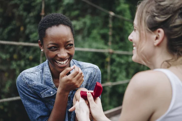 Vrouw Aanzoek Naar Haar Gelukkig Vriendin Buiten Liefde Huwelijk Concept — Stockfoto