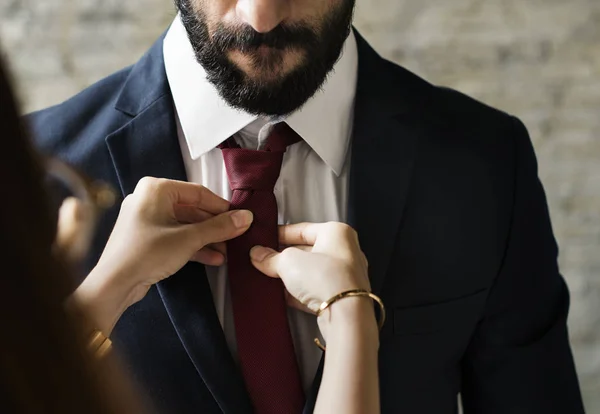 Freundin Passt Krawatte Für Ihren Mann — Stockfoto