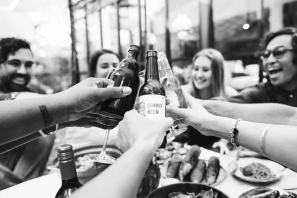 Grupo Amigos Brindando Juntos — Foto de Stock