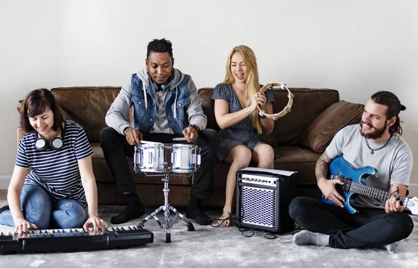 Band Met Repetitie Met Instrumenten Drums Gitaar Keyboard — Stockfoto