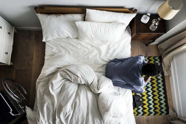 Homem Solitário Sentado Sozinho Cama — Fotografia de Stock