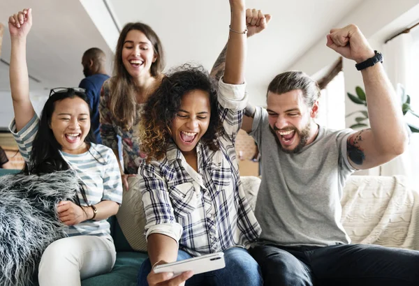 Grupo Amigos Diversos Jugando Juego Teléfono Móvil —  Fotos de Stock