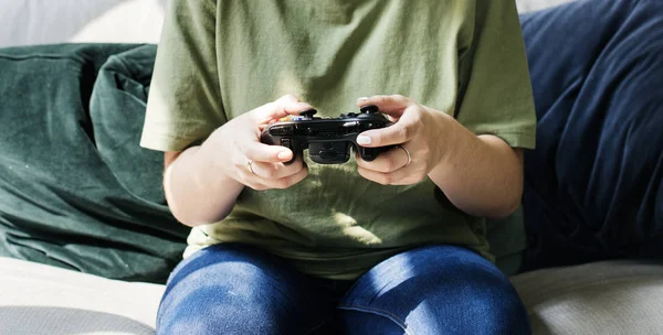 女性一人でビデオ ゲームをプレイ — ストック写真
