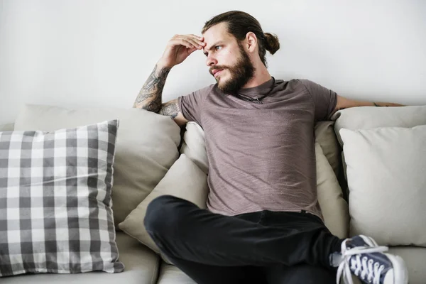 Hombre Con Tatuaje Sentado Sofá —  Fotos de Stock