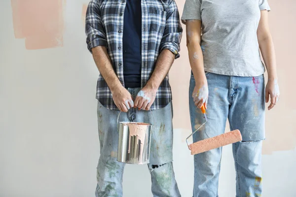 Pessoas Renovando Parede Pintura Casa — Fotografia de Stock