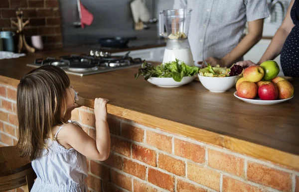 Famiglia Che Frullato Cucina — Foto Stock