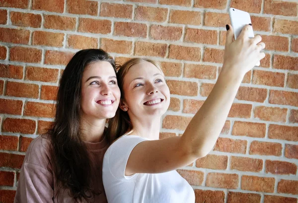 Mosolygó Meg Vesz Egy Selfie — Stock Fotó