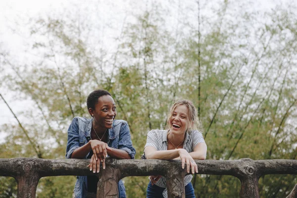 Two Women Hanging Out Outdoors — Stock Photo, Image