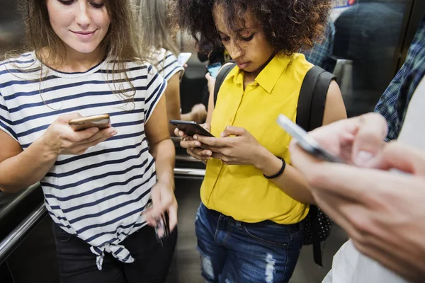 Genç Yetişkin Arkadaşlar Akıllı Telefonlar Metroda Kullanarak — Stok fotoğraf