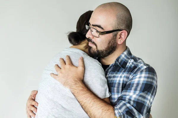 Hombre Abrazando Mujer Aislada Sobre Fondo Blanco —  Fotos de Stock