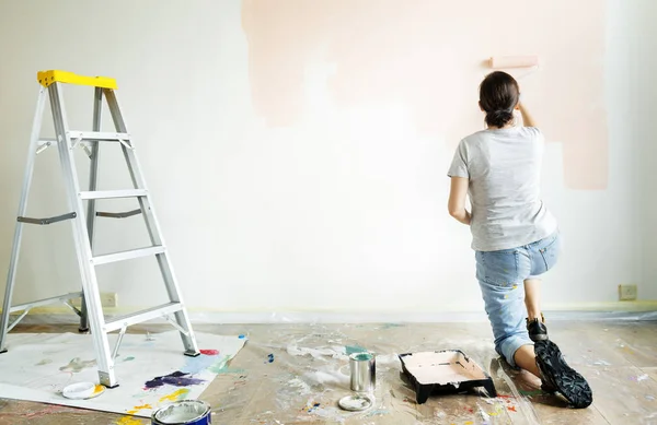 Mulher Renovando Casa Parede Pintura — Fotografia de Stock