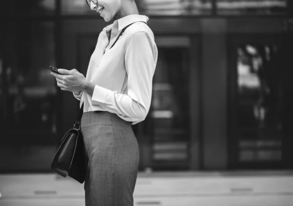 Una Mujer Blanca Alegre Usando Teléfono — Foto de Stock