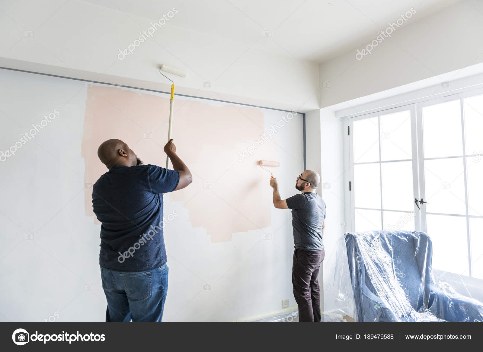 Due uomini stanno ristrutturando casa dipingere pareti — foto stock ... Dipingere le pareti