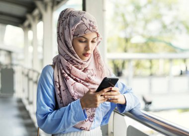 Telefonla mesajlaşma islam kadın manifatura 