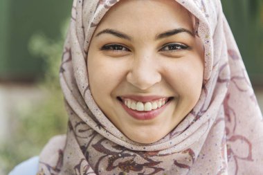 Kameraya bakarak islam kadın portre 