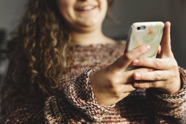 Bir yatak sosyal medya ve bağımlılık kavramı üzerinde bir akıllı telefon kullanan genç kız