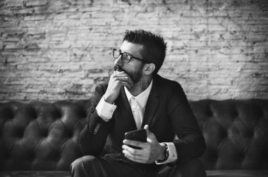 Cep telefonu kullanan klas adam