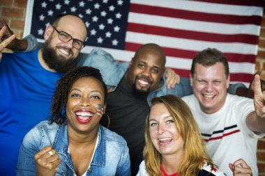 Arkadaşlar boyalı bayrağı ile Dünya Kupası tezahürat