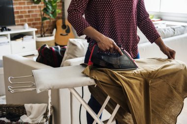 Siyah kadın ev ev işi Temizleme